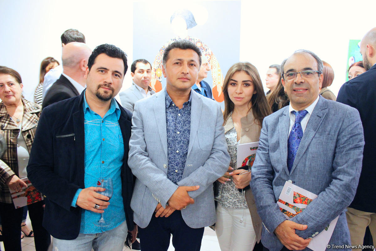 В Баку открылась выставка Вугара Мурадова "Сходства", посвященная ковровому искусству (ФОТО)