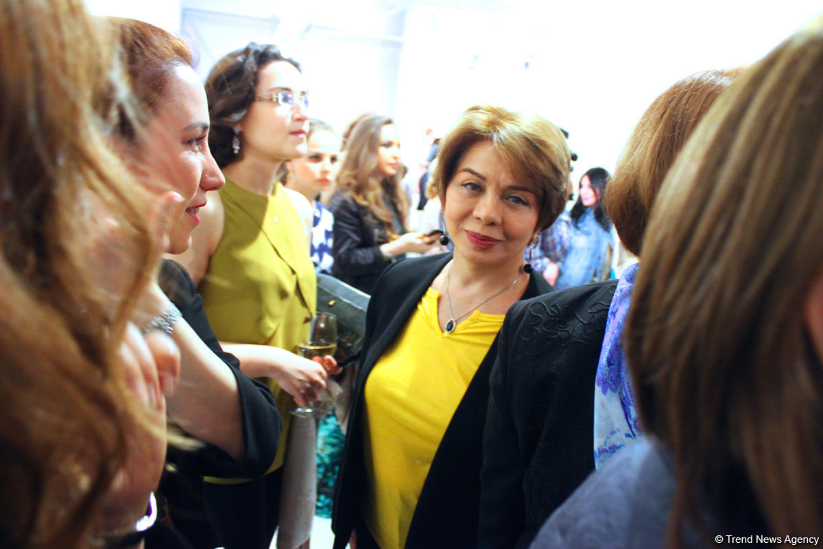 В Баку открылась выставка Вугара Мурадова "Сходства", посвященная ковровому искусству (ФОТО)