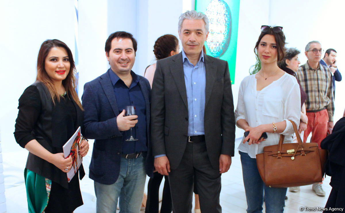 В Баку открылась выставка Вугара Мурадова "Сходства", посвященная ковровому искусству (ФОТО)