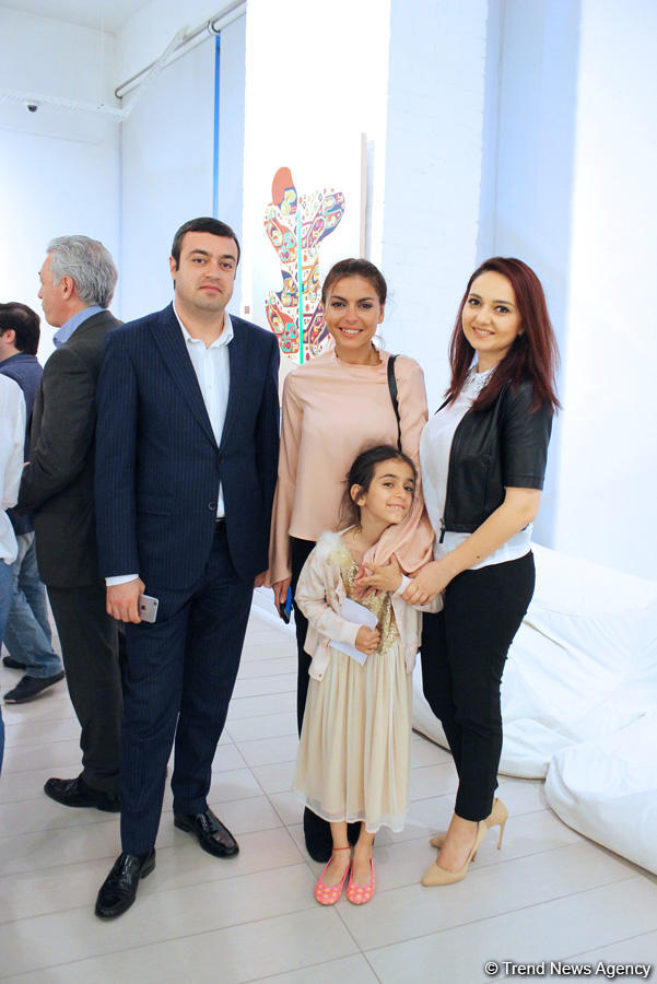 В Баку открылась выставка Вугара Мурадова "Сходства", посвященная ковровому искусству (ФОТО)