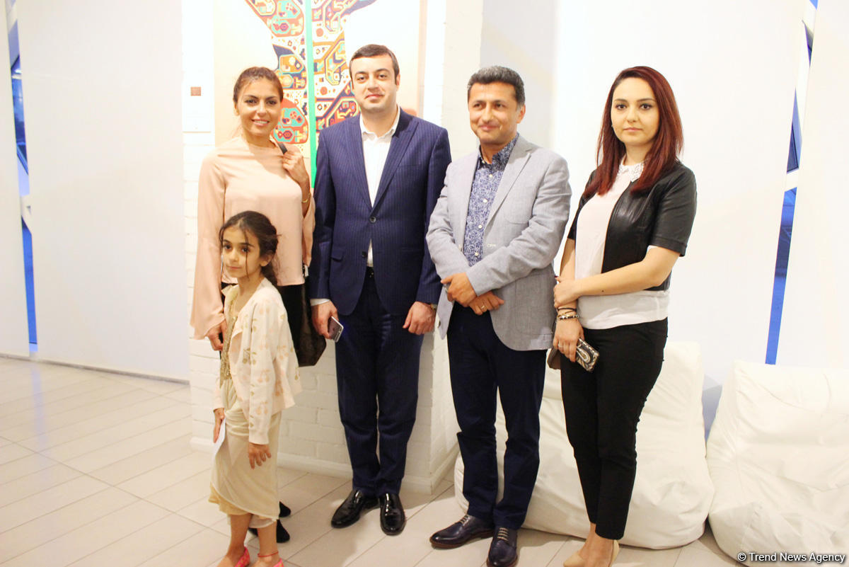 В Баку открылась выставка Вугара Мурадова "Сходства", посвященная ковровому искусству (ФОТО)