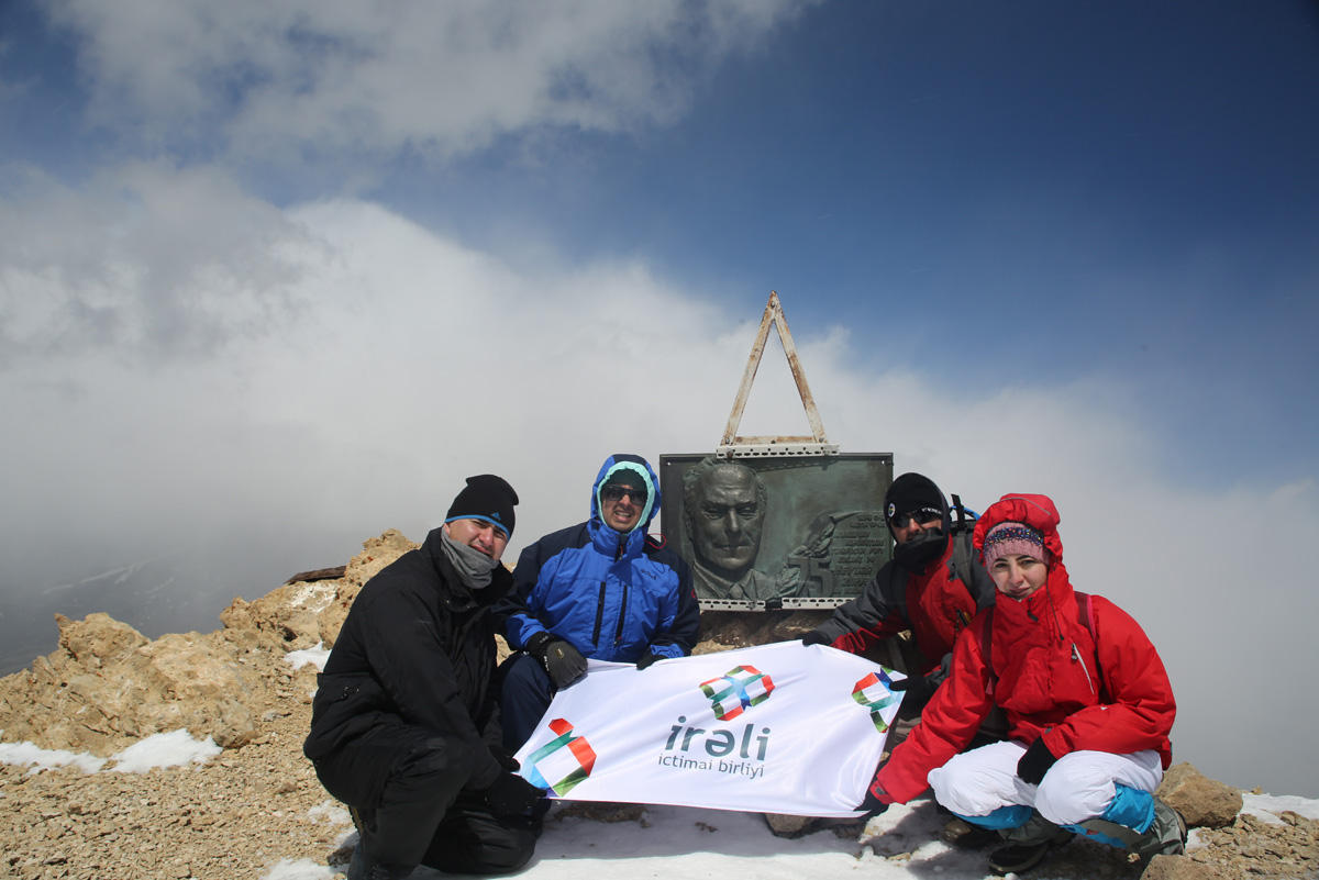 Представители азербайджанской молодежи совершили восхождение на пик "Гейдар зирвеси"  (ФОТО)