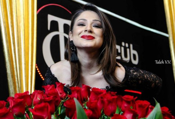 Азербайджанской телеведущей подарили 101 розу в эфире (ФОТО)