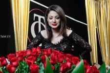 Азербайджанской телеведущей подарили 101 розу в эфире (ФОТО)