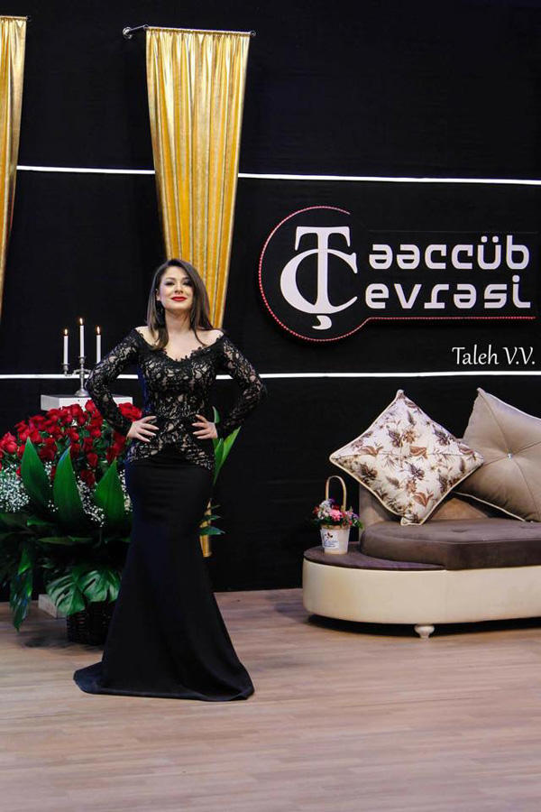 Азербайджанской телеведущей подарили 101 розу в эфире (ФОТО)