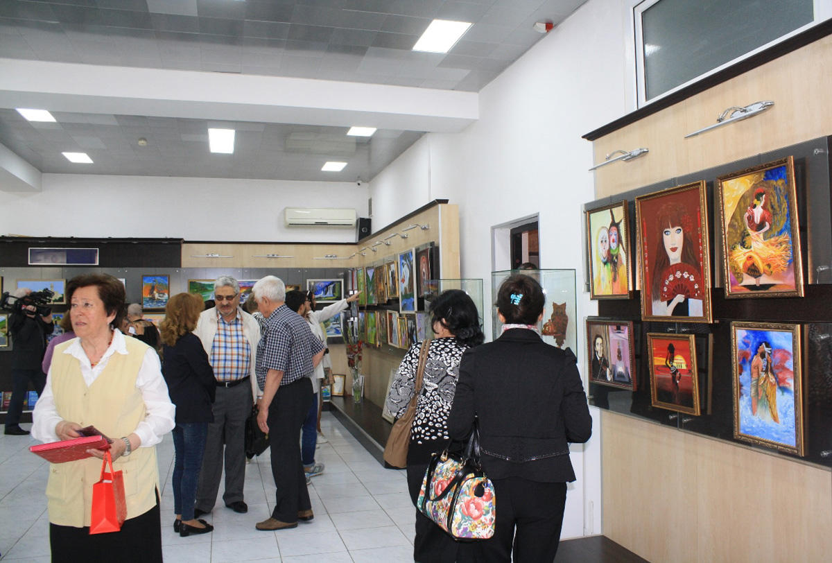 Герои стихов Валентины Эфендиевой перешли на полотна (ФОТО)