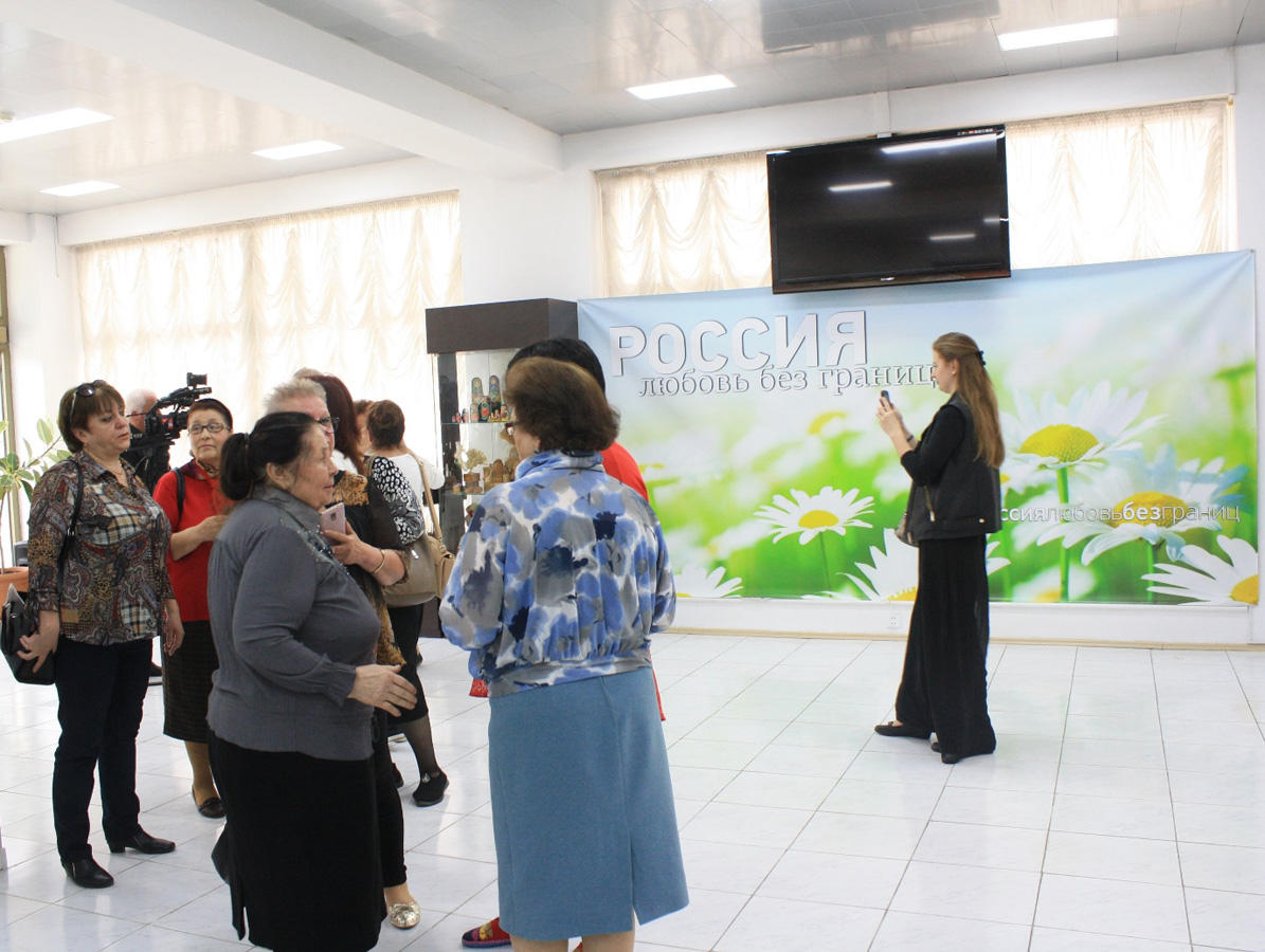 Герои стихов Валентины Эфендиевой перешли на полотна (ФОТО)