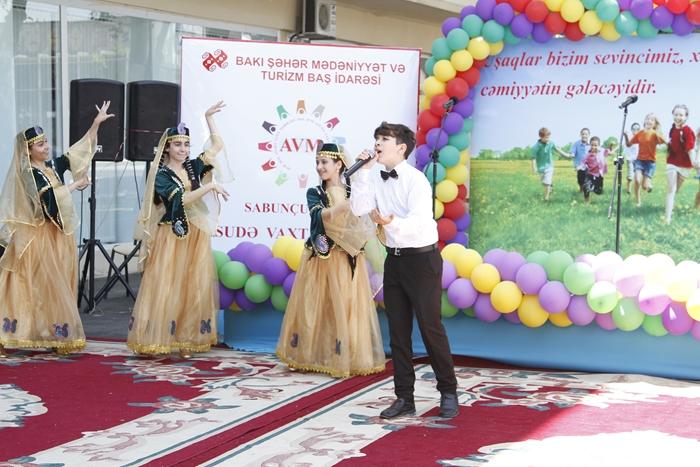 Праздник в бакинской библиотеке (ФОТО)