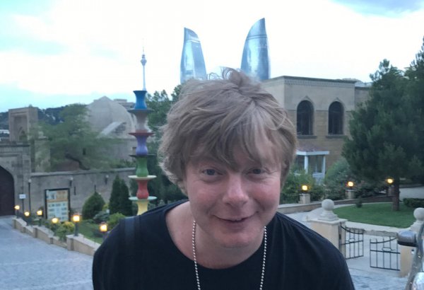 Солист группы "Иванушки International" приглашает на экскурсию по Баку (ВИДЕО)