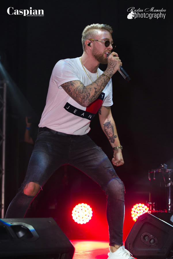 Егор Крид вызвал ажиотаж в Баку среди молодежи (ФОТО)