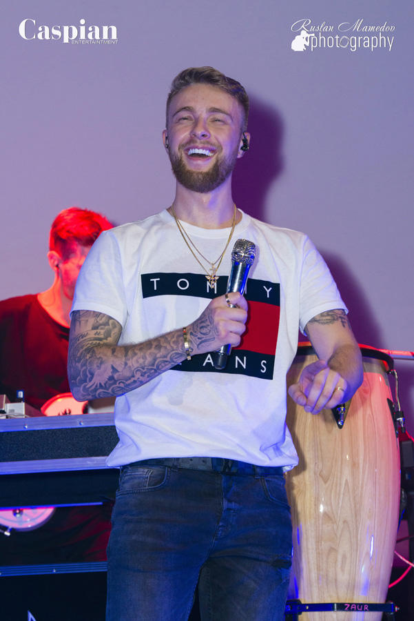 Егор Крид вызвал ажиотаж в Баку среди молодежи (ФОТО)