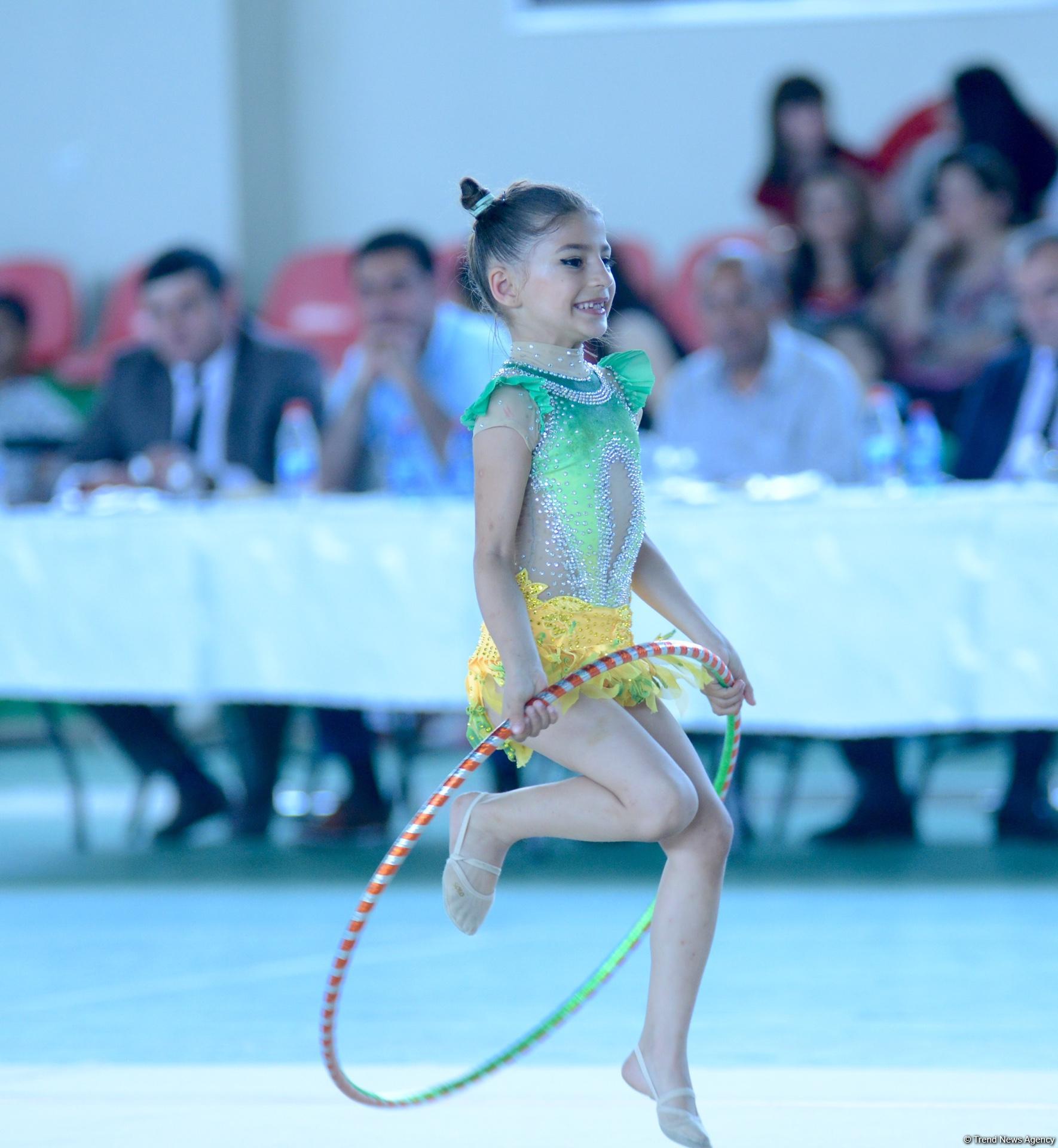 В Гёйчае проходит I Открытое первенство города по художественной гимнастике (ФОТО)