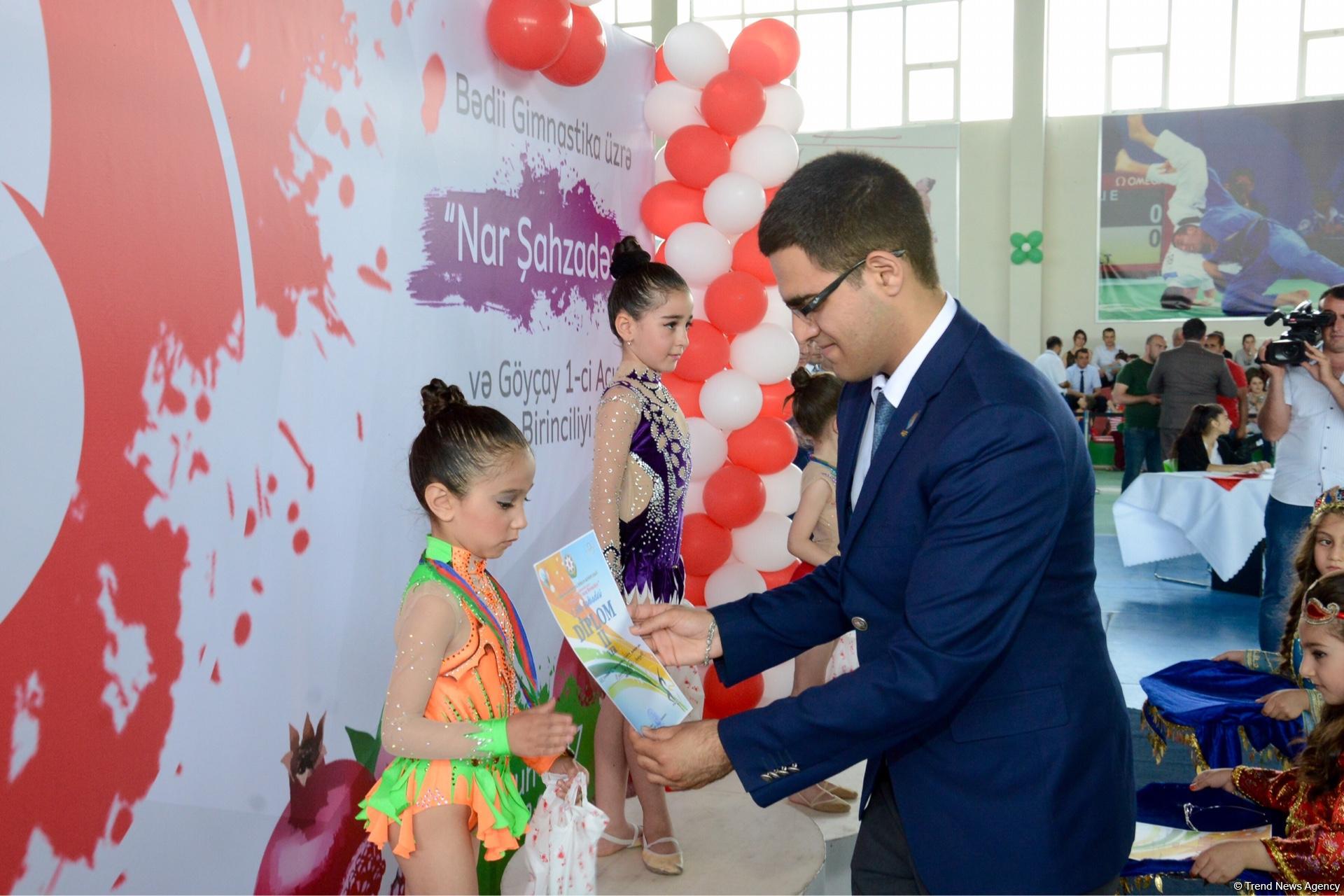 В Гёйчае проходит I Открытое первенство города по художественной гимнастике (ФОТО)