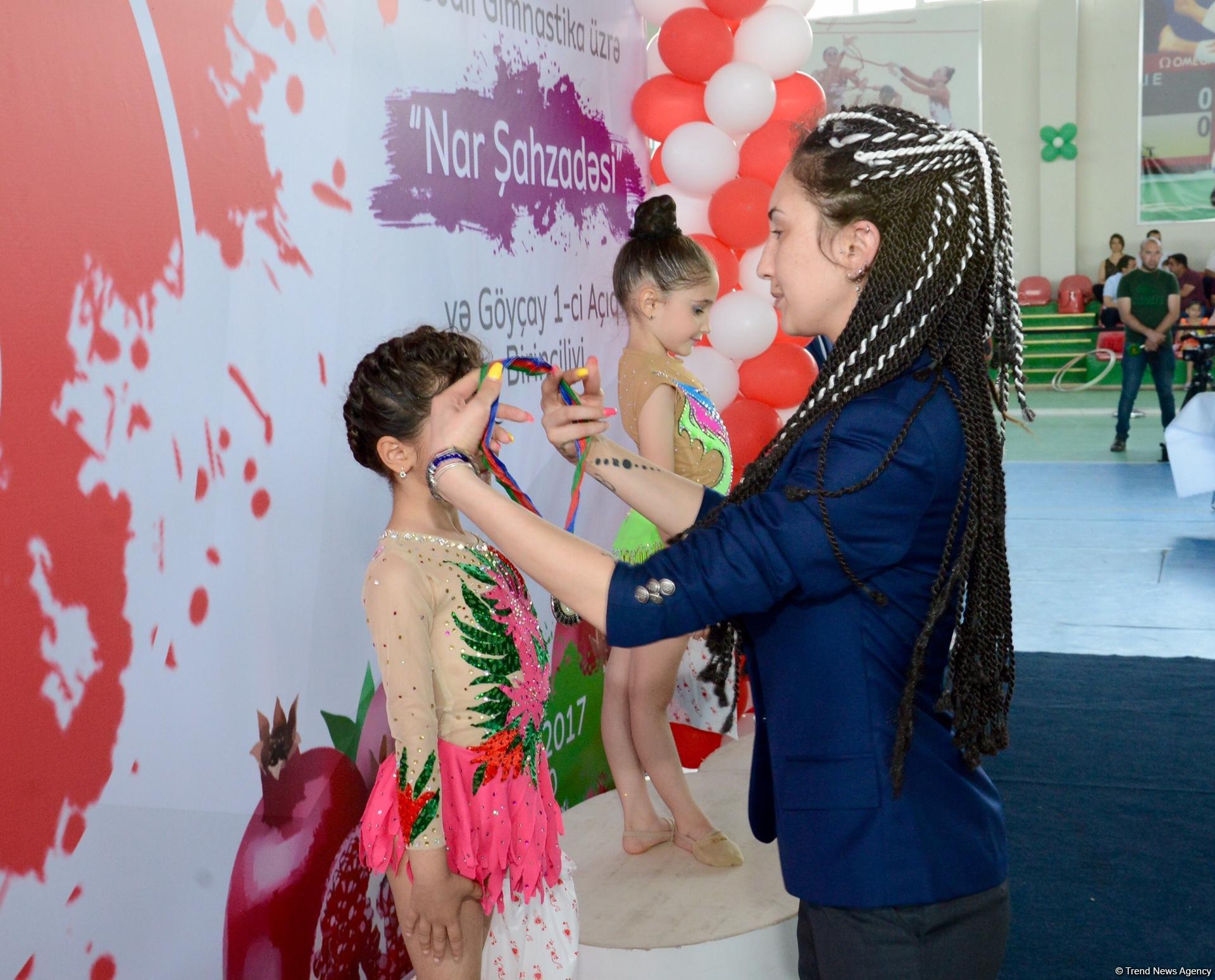 В Гёйчае проходит I Открытое первенство города по художественной гимнастике (ФОТО)