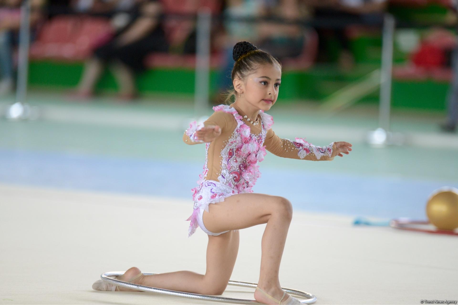 В Гёйчае проходит I Открытое первенство города по художественной гимнастике (ФОТО)