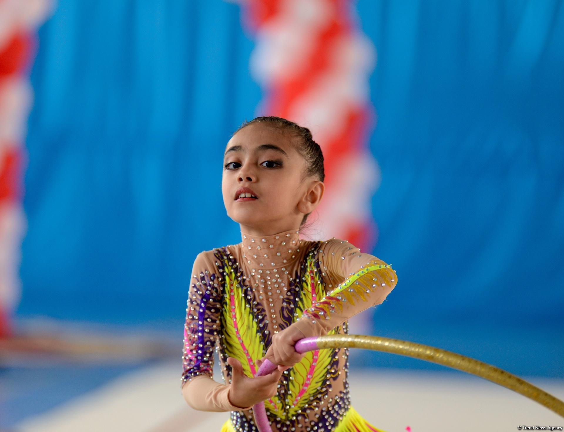 В Гёйчае проходит I Открытое первенство города по художественной гимнастике (ФОТО)