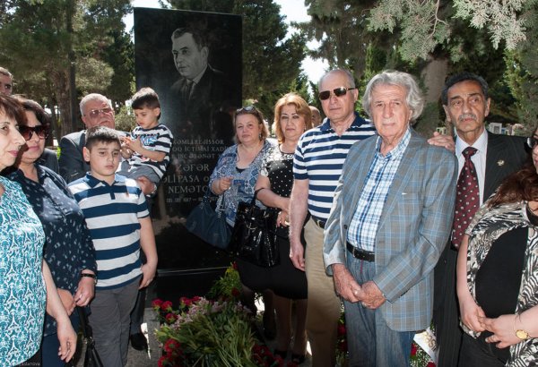 Азербайджанские актеры почтили память известного режиссера (ФОТО)