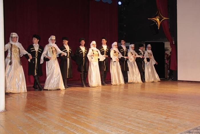 Бакинское небо, украшенное национальными танцами (ФОТО)