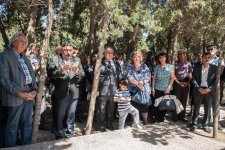 Азербайджанские актеры почтили память известного режиссера (ФОТО)