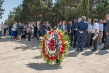 Азербайджанские актеры почтили память известного режиссера (ФОТО)