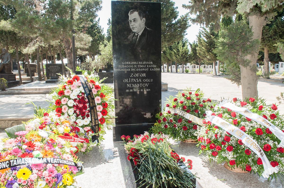 Азербайджанские актеры почтили память известного режиссера (ФОТО)