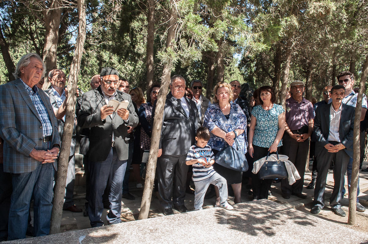Азербайджанские актеры почтили память известного режиссера (ФОТО)
