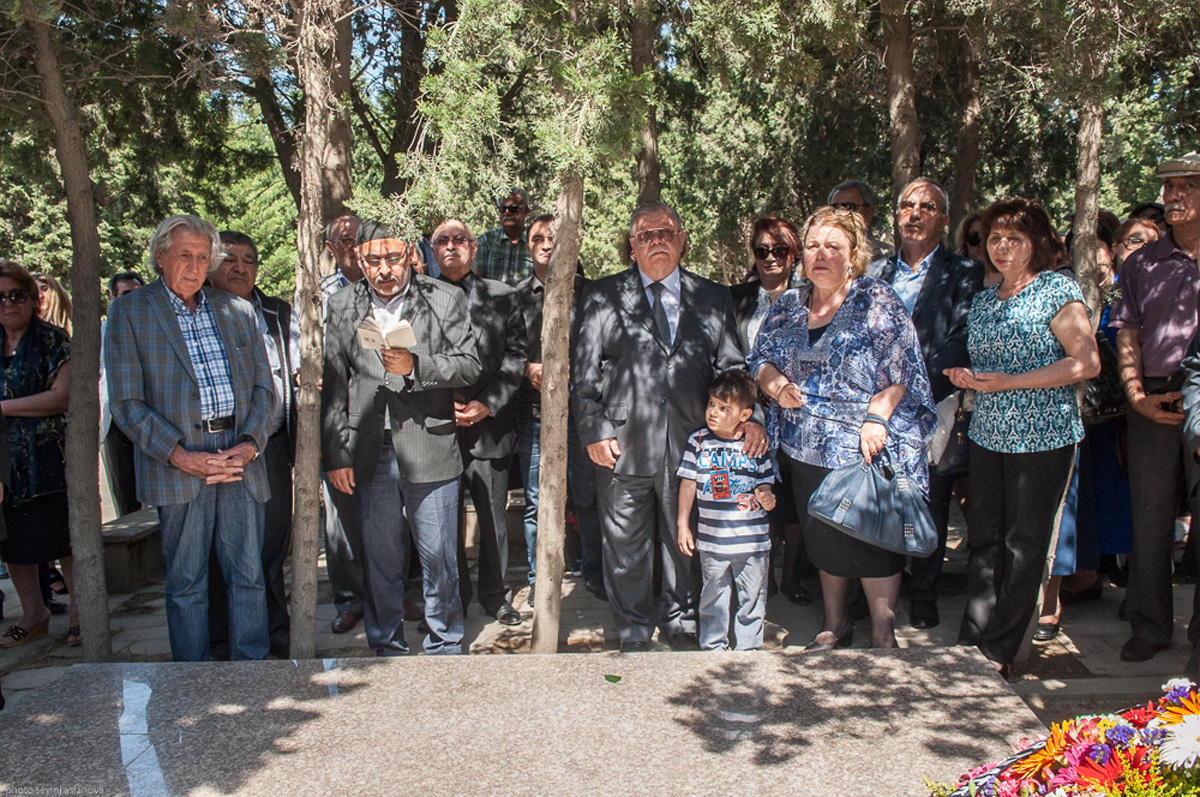 Азербайджанские актеры почтили память известного режиссера (ФОТО)