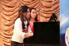 Юбилей школы отметили в Баку праздничным концертом (ФОТО)