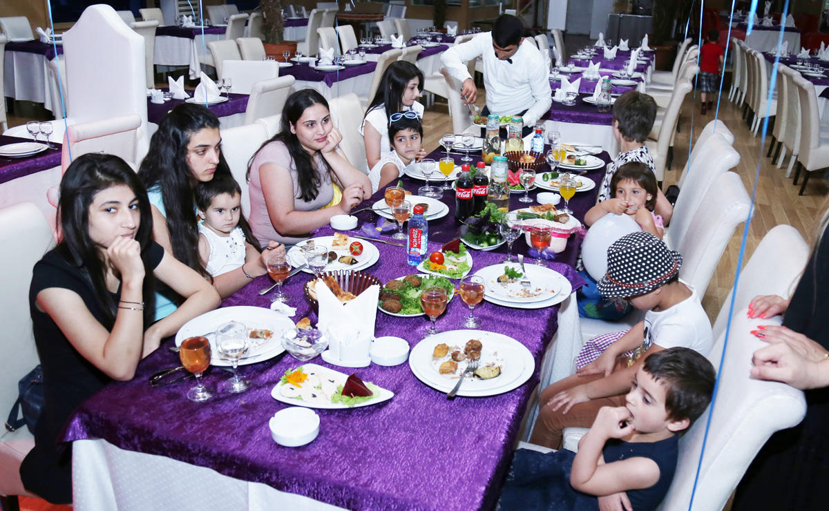 В Баку прошел вечер "Подари детям радость" с участием звезд эстрады (ФОТО)