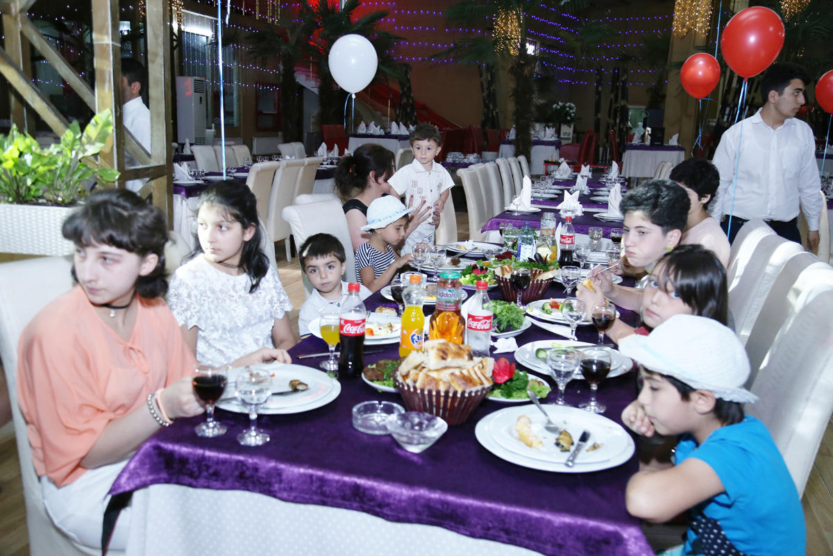 В Баку прошел вечер "Подари детям радость" с участием звезд эстрады (ФОТО)