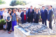 В Баку представлен уникальный проект – макет Ичери шехер в бронзе для слепых (ФОТО)