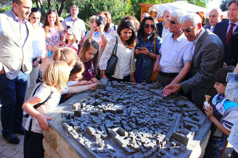 В Баку представлен уникальный проект – макет Ичери шехер в бронзе для слепых (ФОТО)