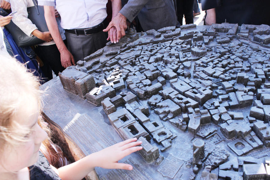 В Баку представлен уникальный проект – макет Ичери шехер в бронзе для слепых (ФОТО)