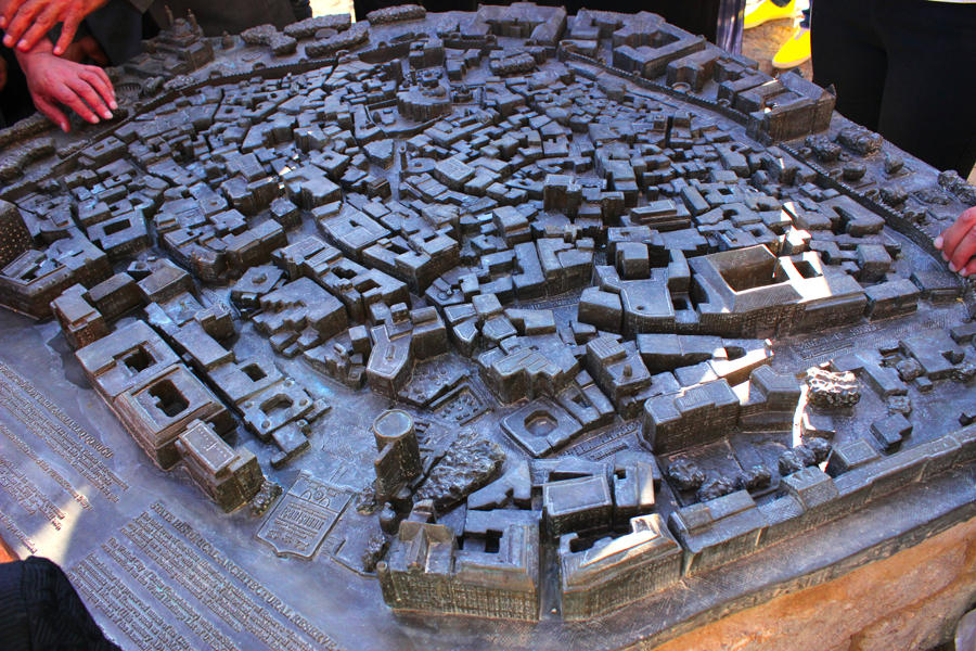 В Баку представлен уникальный проект – макет Ичери шехер в бронзе для слепых (ФОТО)