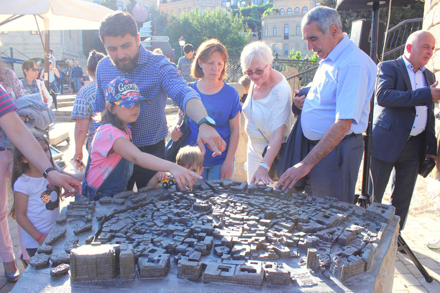 В Баку представлен уникальный проект – макет Ичери шехер в бронзе для слепых (ФОТО)