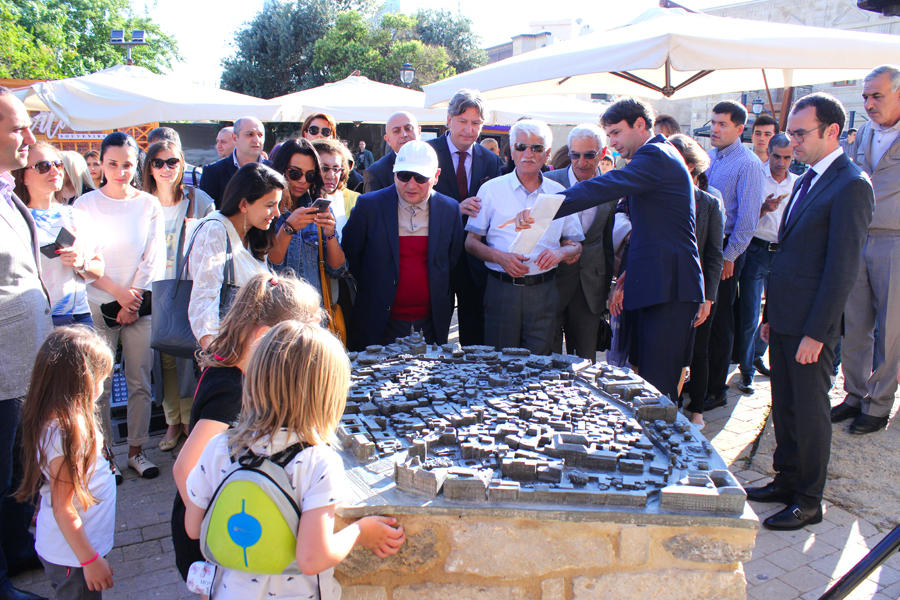 В Баку представлен уникальный проект – макет Ичери шехер в бронзе для слепых (ФОТО)