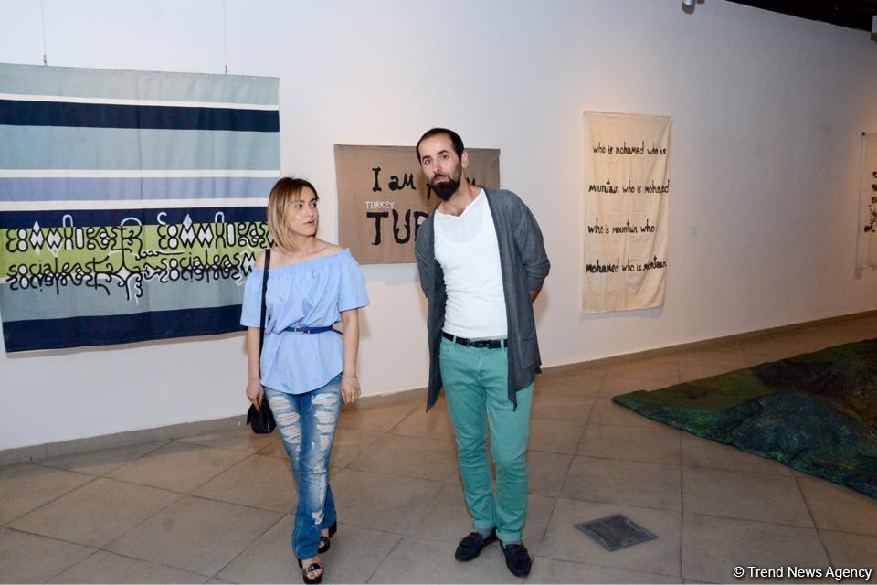 В Yay Gallery открылась выставка "Между морем и горами" (ФОТО)