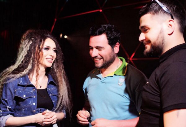 Музыкальная вечеринка Мананы и Джейхуна на грязевых вулканах и в воздухе (ФОТО)