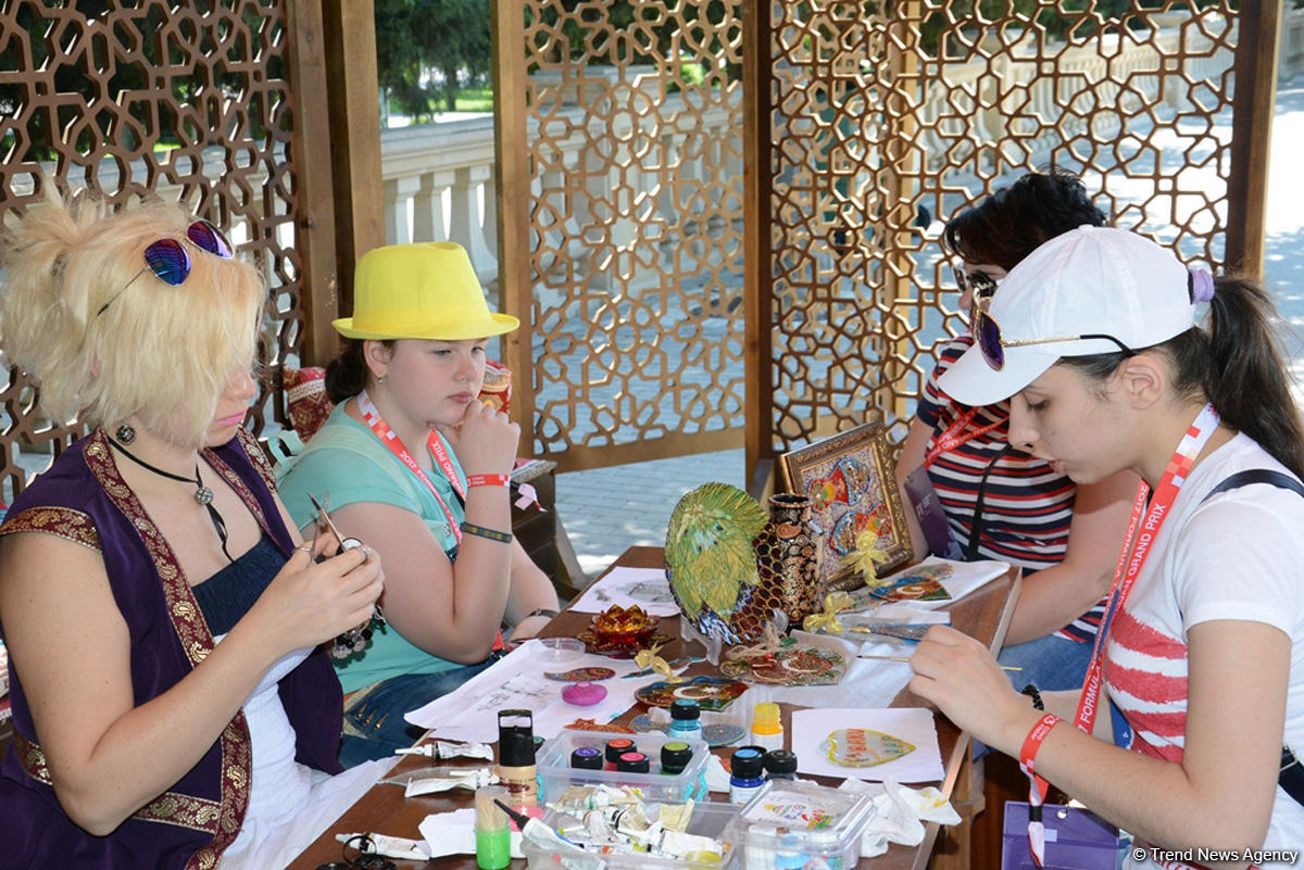 В развлекательной зоне F1 Village в Баку (Фотосессия)