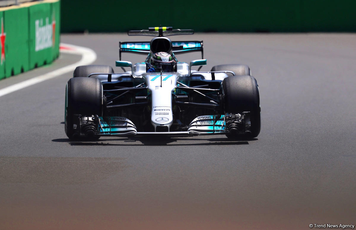 Пилот Mercedes лидирует в свободном заезде пилотов Формулы-1