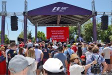 В развлекательной зоне F1 Village в Баку проходит автограф-сессия пилотов Формулы-1 (ФОТО)