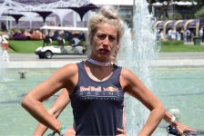 В развлекательной зоне F1 Village в Баку проходит автограф-сессия пилотов Формулы-1 (ФОТО)