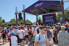 В развлекательной зоне F1 Village в Баку проходит автограф-сессия пилотов Формулы-1 (ФОТО)