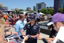 В развлекательной зоне F1 Village в Баку проходит автограф-сессия пилотов Формулы-1 (ФОТО)