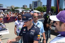 В развлекательной зоне F1 Village в Баку проходит автограф-сессия пилотов Формулы-1 (ФОТО)