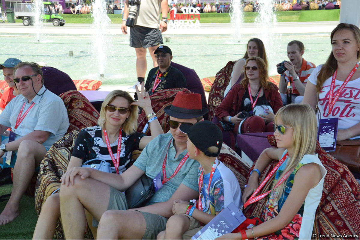 В развлекательной зоне F1 Village в Баку проходит автограф-сессия пилотов Формулы-1 (ФОТО)