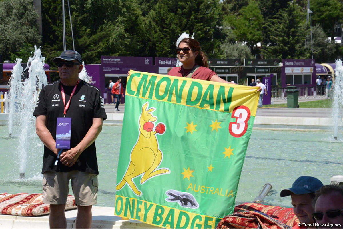 В развлекательной зоне F1 Village в Баку проходит автограф-сессия пилотов Формулы-1 (ФОТО)