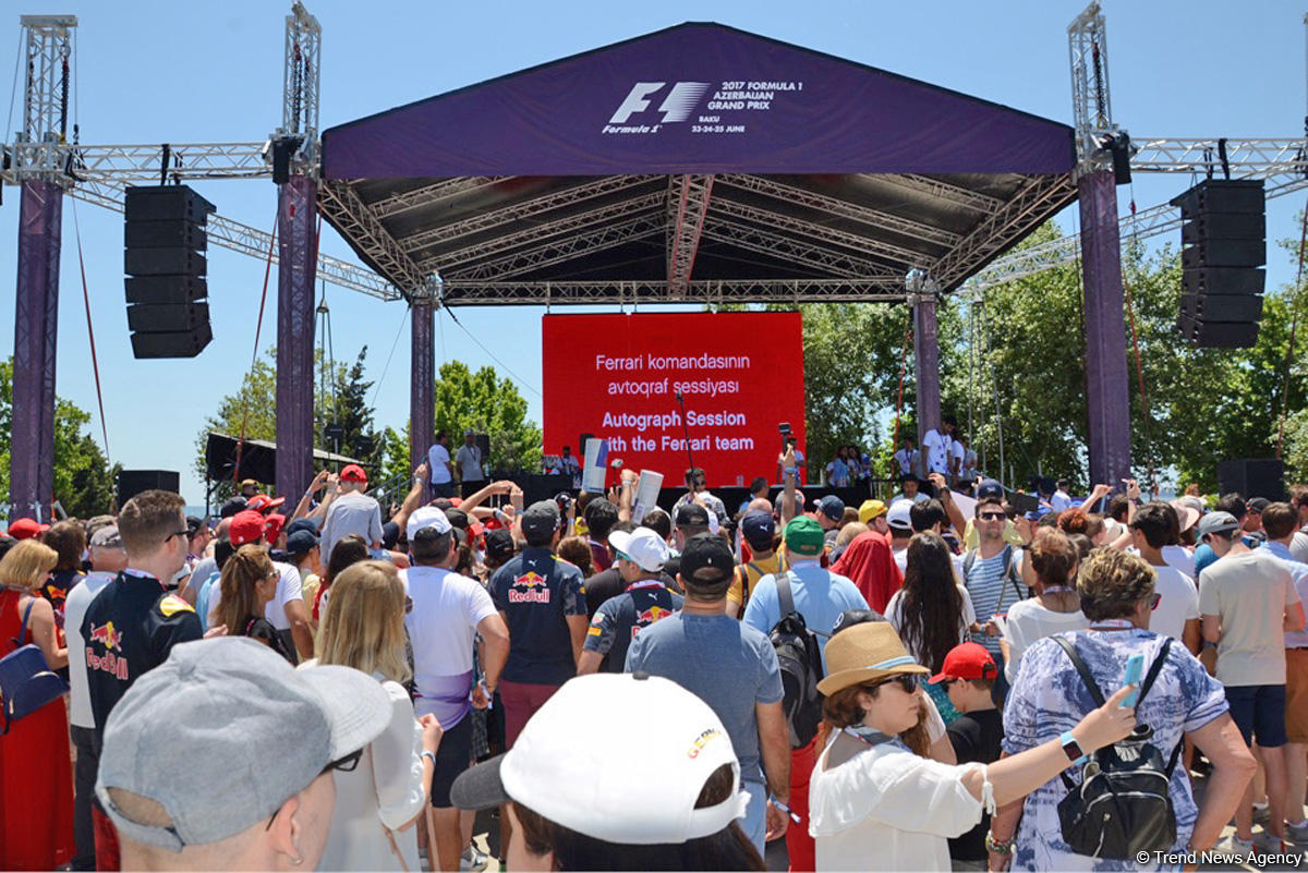 В развлекательной зоне F1 Village в Баку проходит автограф-сессия пилотов Формулы-1 (ФОТО)