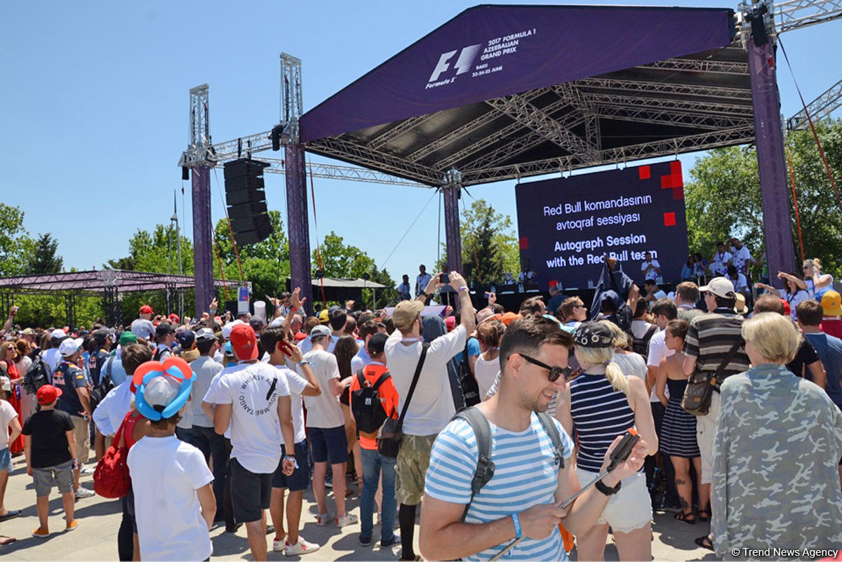 В развлекательной зоне F1 Village в Баку проходит автограф-сессия пилотов Формулы-1 (ФОТО)