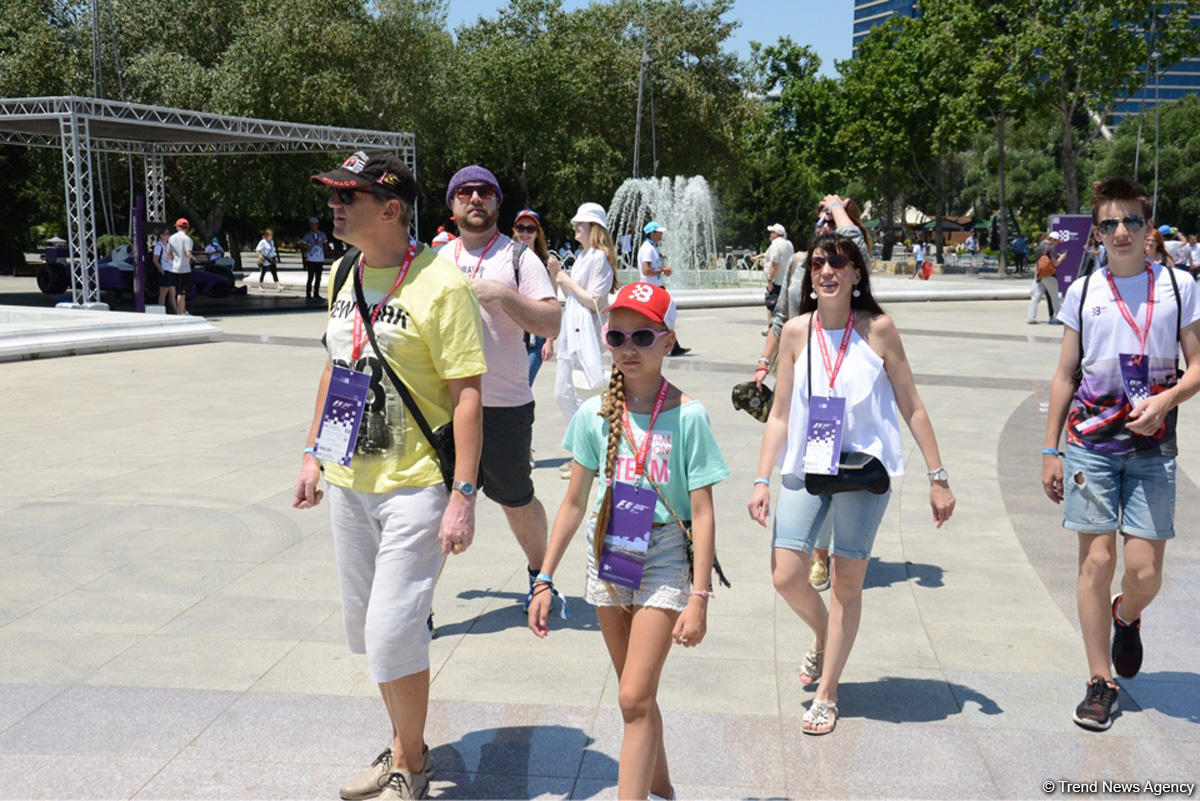 В развлекательной зоне F1 Village в Баку проходит автограф-сессия пилотов Формулы-1 (ФОТО)